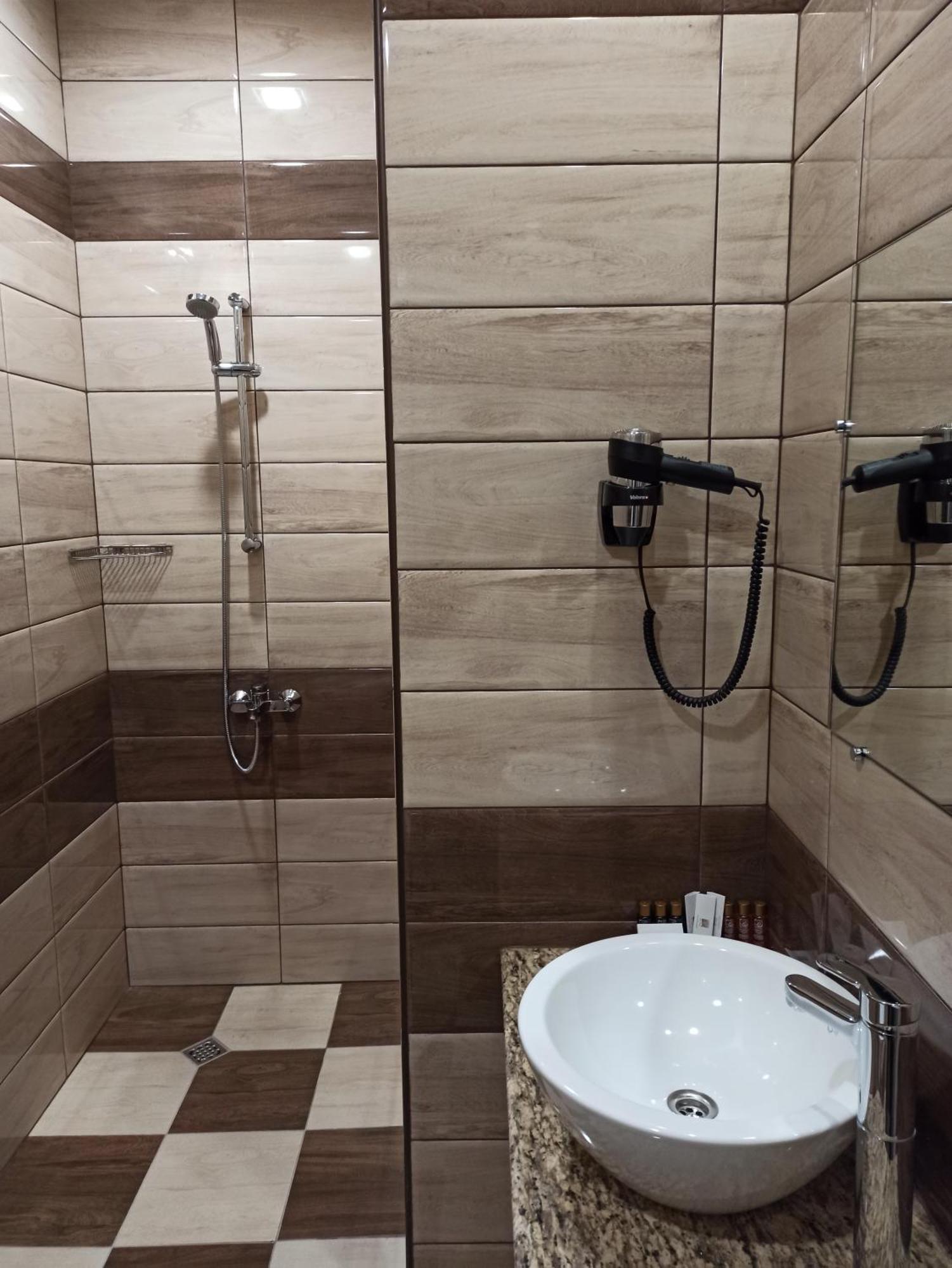 Хотел Театъръ Hotel Плевен Екстериор снимка