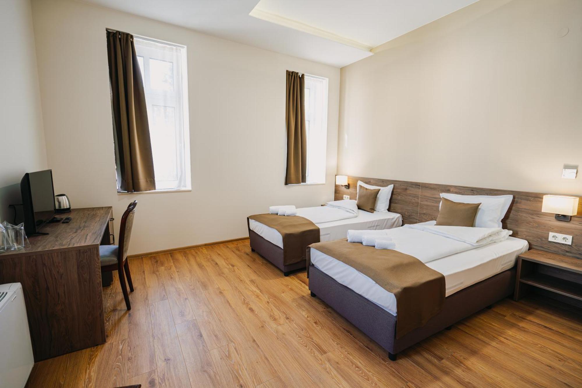 Хотел Театъръ Hotel Плевен Екстериор снимка