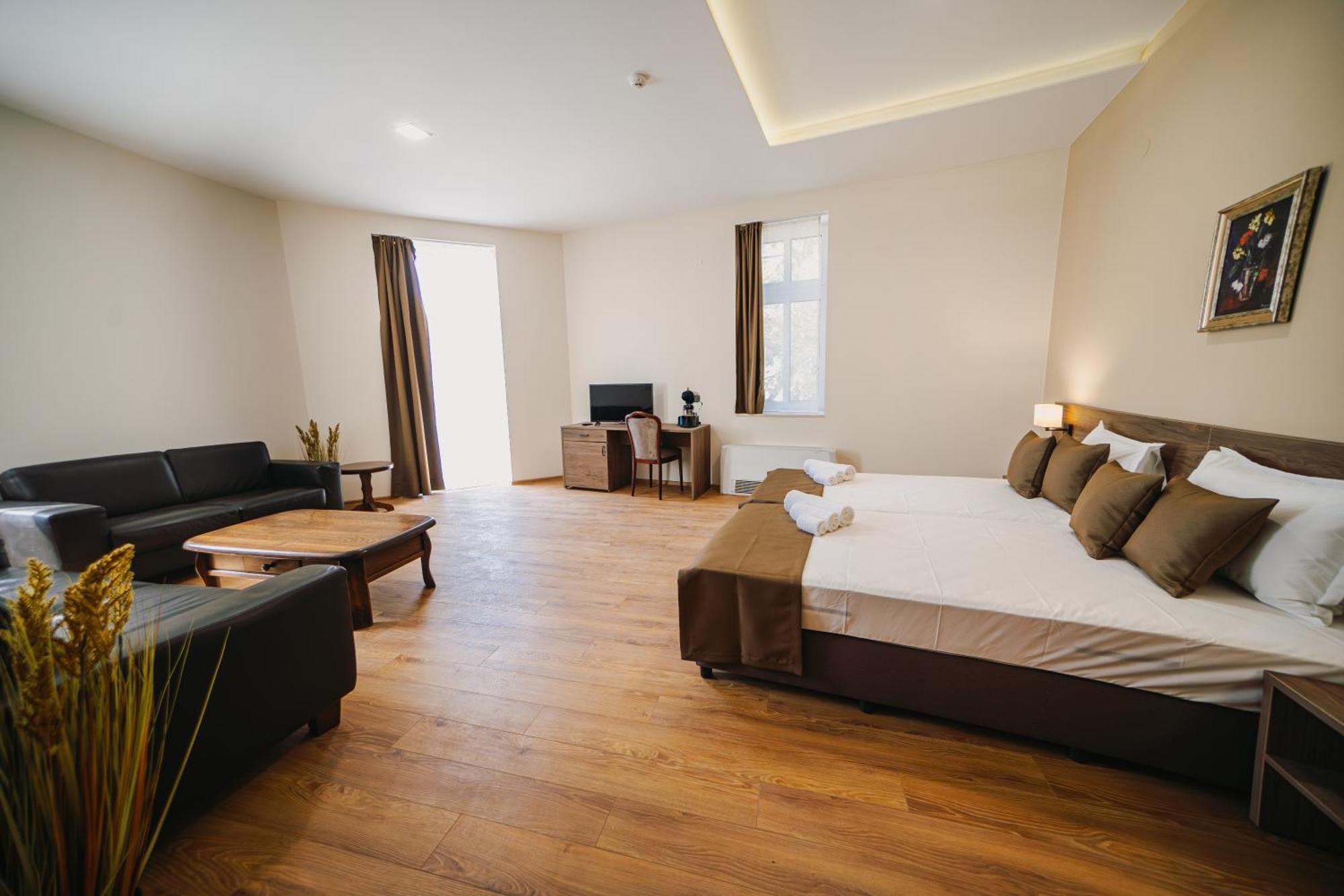 Хотел Театъръ Hotel Плевен Екстериор снимка
