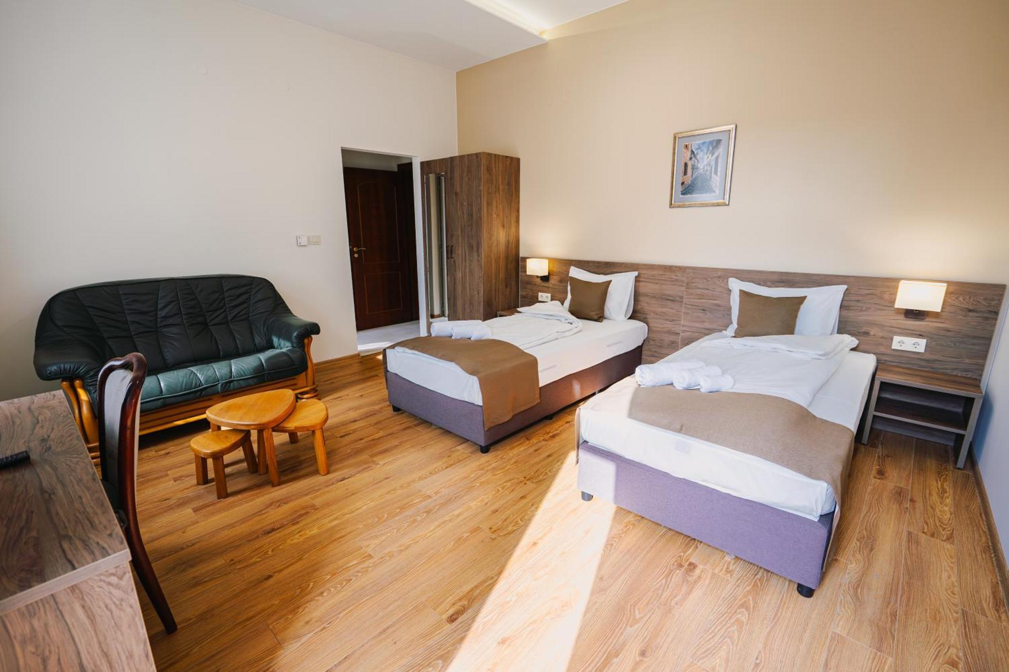 Хотел Театъръ Hotel Плевен Екстериор снимка