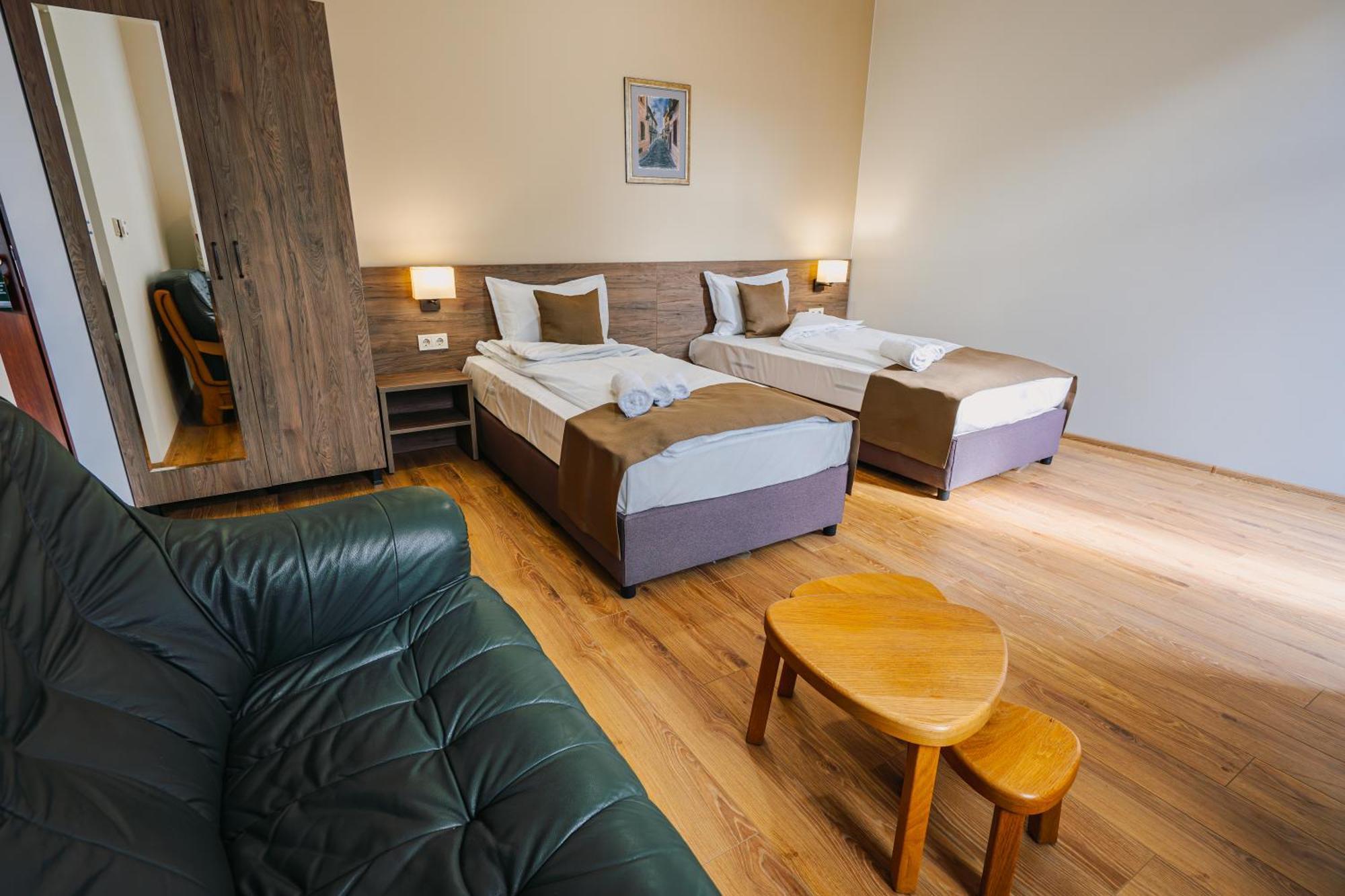 Хотел Театъръ Hotel Плевен Екстериор снимка